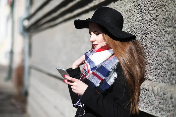 Chica en un paseo en tiempo soleado —  Fotos de Stock