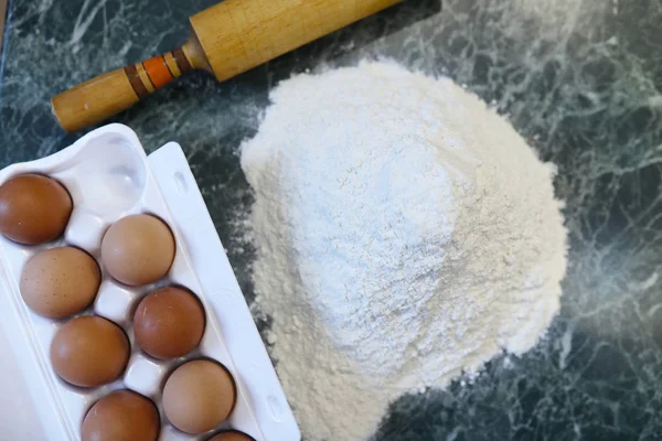 Ingrediente diferite pentru prepararea produselor din făină pe bucătăria ta — Fotografie, imagine de stoc