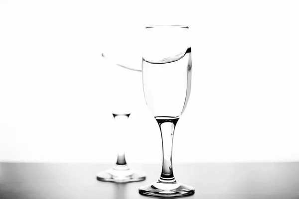 Monochromatycznych zdjęć szampana na stół biały na białym tle — Zdjęcie stockowe