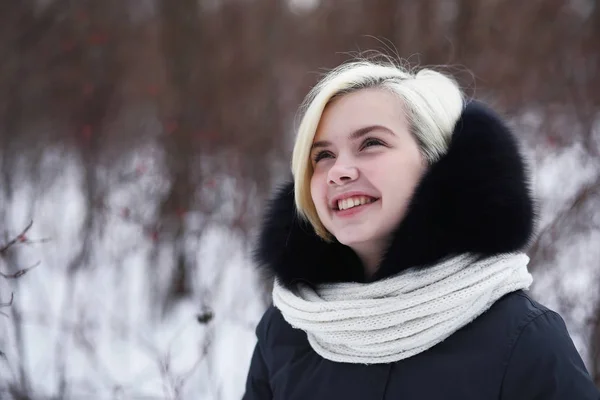 Menina bonita nova em um passeio no parque de inverno — Fotografia de Stock