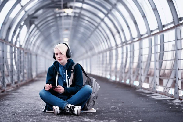 Fiatal tanuló, hallgató-hoz zene nagy fejhallgató a metróban — Stock Fotó