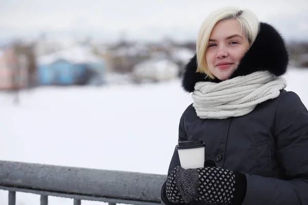 Jeunes belles filles sur une promenade en hiver — Photo