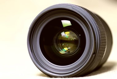 lens flare nesnesinin tonda tek renkli arka plan