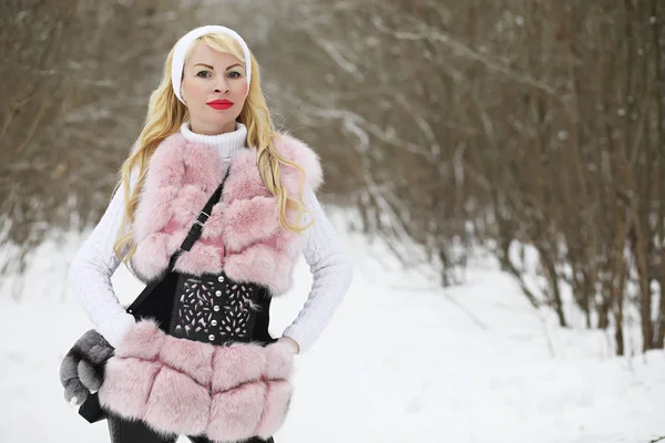 Chica rubia en un paseo en un parque de invierno — Foto de Stock