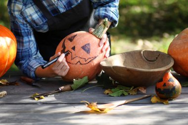 Cadılar Bayramı için kabak oymak