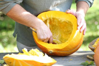 Cadılar Bayramı için kabak oymak