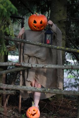 korku bir tırpan ile kabak