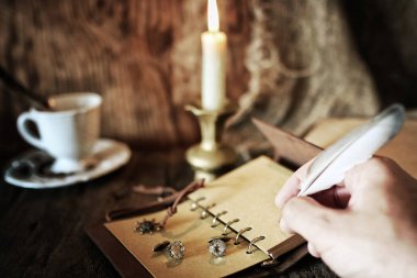 korsan nesne üzerinde ahşap masa