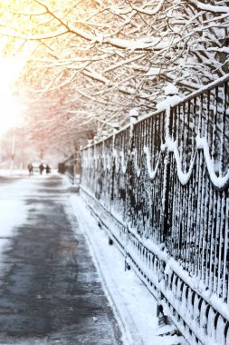 kaldırım boyunca çit