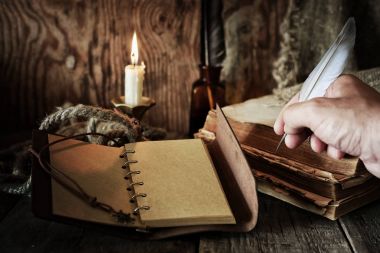 korsan nesne üzerinde ahşap masa