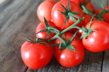 Ahşap zemin üzerinde domates dalı