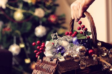 hasır sepet içinde Noel oyuncaklar