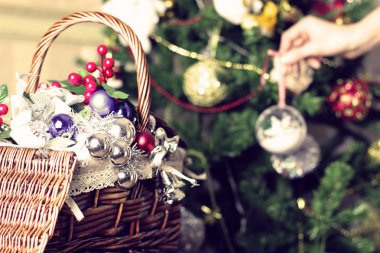 hasır sepet içinde Noel oyuncaklar