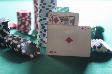 cips ve casino kumar bir yeşil çuha kartlarına kümesi