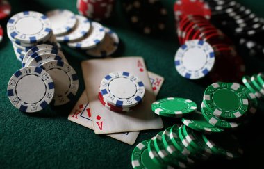 cips ve casino kumar bir yeşil çuha kartlarına kümesi