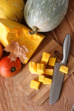 Kabak hasat masanın üstüne kesmek.