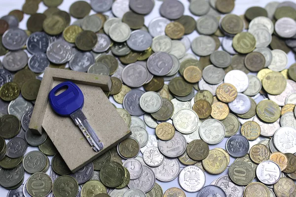 Chiave e monete russe su sfondo — Foto Stock