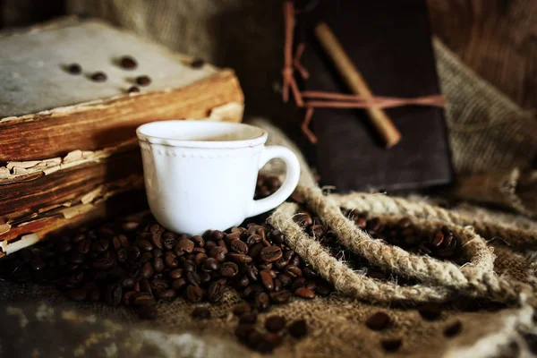 Кофейные зерна на текстильном фоне — стоковое фото