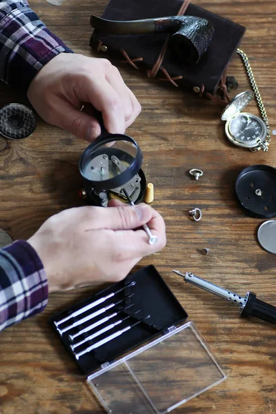 Reloj de reparación de reloj concepto retro trabajando duro en un pasado — Foto de Stock