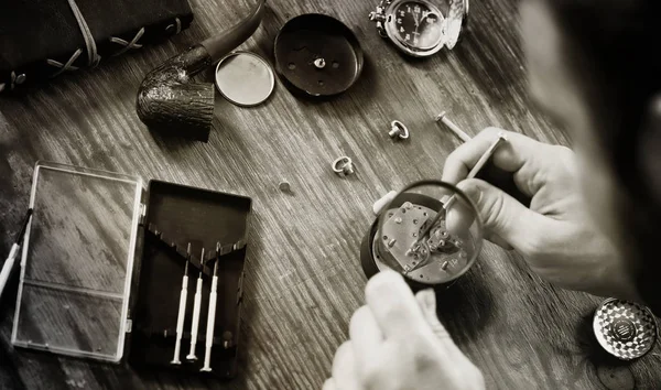 Saat tamir retro kavramı çalışkan bir geçmişte izle — Stok fotoğraf