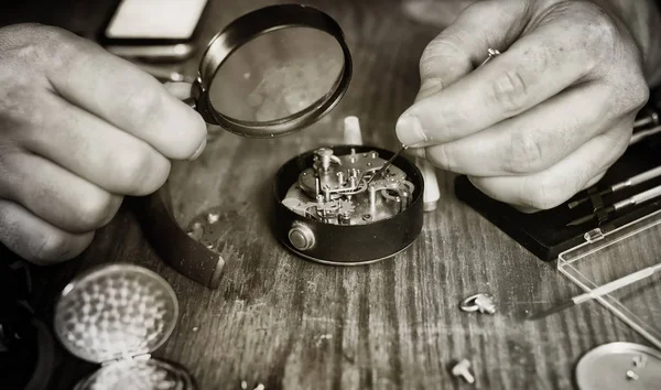 Uhr Reparatur Retro-Konzept arbeitet hart in der Vergangenheit — Stockfoto