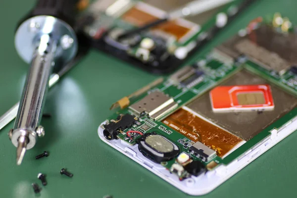 Micro riparazione del chip del telefono — Foto Stock