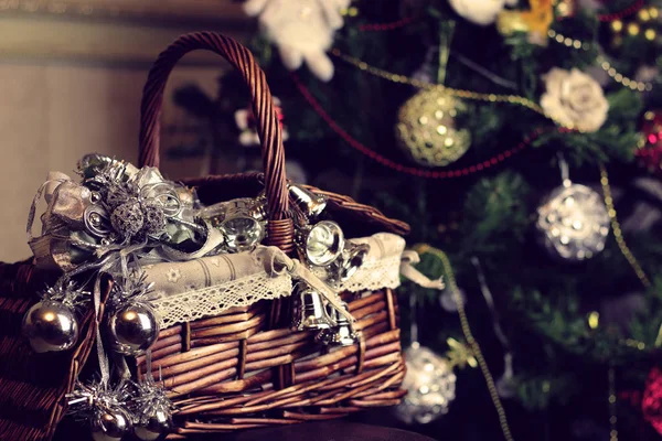 Brinquedos de Natal em uma cesta de vime — Fotografia de Stock