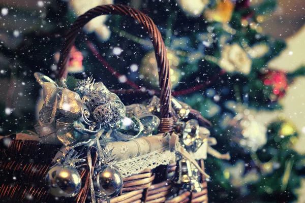 크리스마스 트리 장난감 바구니 — 스톡 사진