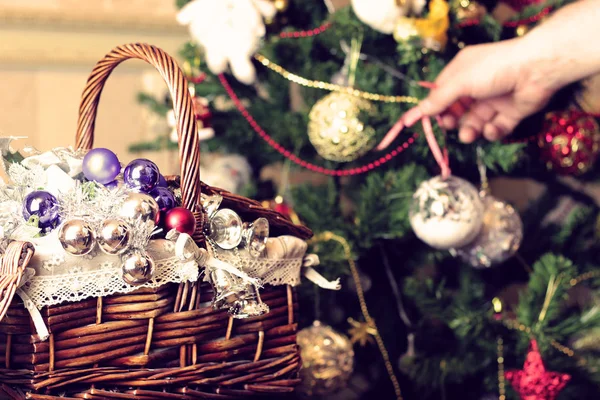 Brinquedos de Natal em uma cesta de vime — Fotografia de Stock