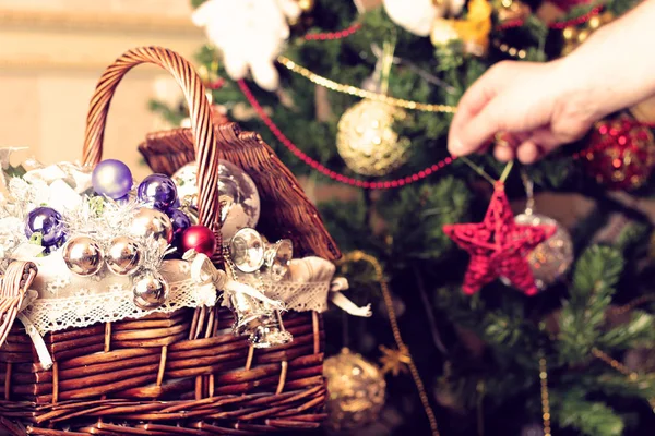 Brinquedos de Natal em uma cesta de vime — Fotografia de Stock