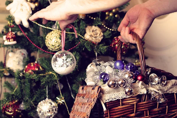 Brinquedos de Natal em uma cesta de vime — Fotografia de Stock