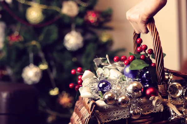 Jouets de Noël dans un panier en osier — Photo