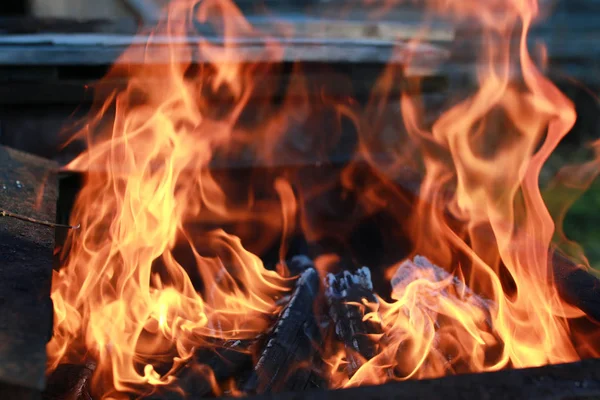 Carvão e chama de fogo — Fotografia de Stock