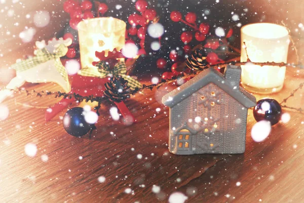 Silvester-Schneetafel mit Tannenzapfen und Kerze — Stockfoto