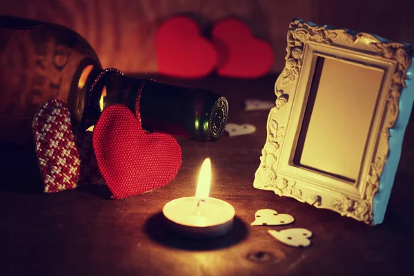 Valentijnsdag kaarsen wijn — Stockfoto