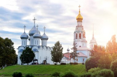 Katedral günbatımı ağaç üzerinde