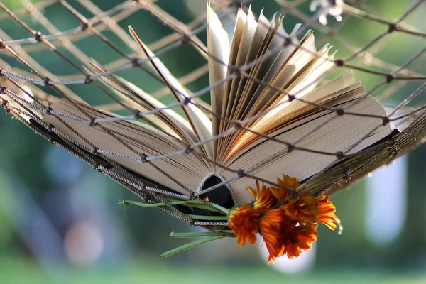 Libro su un'amaca nessuno — Foto Stock