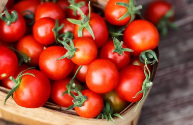 sepet hasat taze domates