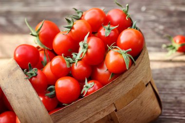 rustik ahşap üzerine taze domates sepeti