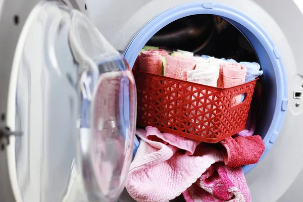 Pune pânză în mașină de spălat — Fotografie, imagine de stoc