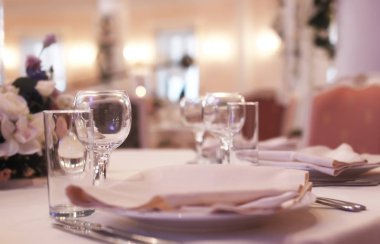 Masada şarap bardakları restau resepsiyonda görev yaptı