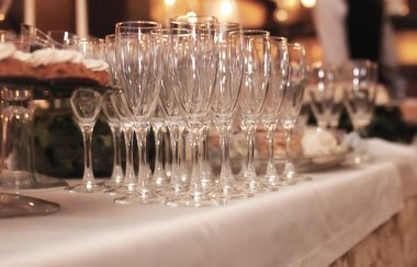 Masada şarap bardakları restau resepsiyonda görev yaptı