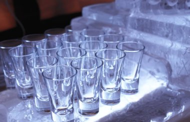 Masada şarap bardakları restau resepsiyonda görev yaptı