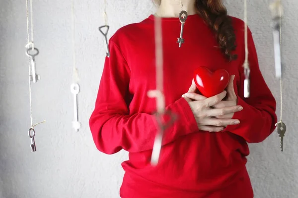 Nő kinyújtja a kezét piros szív alakú — Stock Fotó