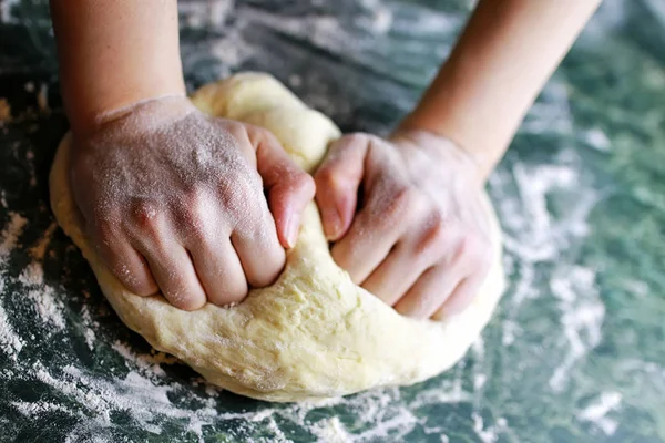 Prepare pizza dough hand — Stock Photo, Image