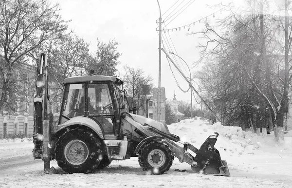 Máquina de neve com um balde ao ar livre rua cidade — Fotografia de Stock