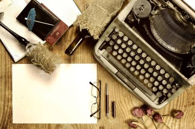 Daktilo retro masaüstüyle yazar