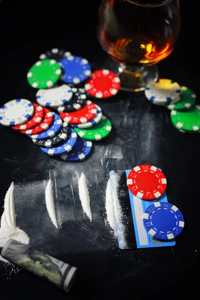 Urlaubstisch mit Partyschnaps Alkohol Glas Droge — Stockfoto