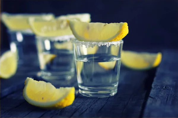 Tequila branca sal limão cor de madeira — Fotografia de Stock