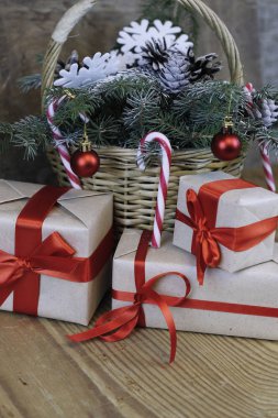 bir çam kozalağı Christmas dalları